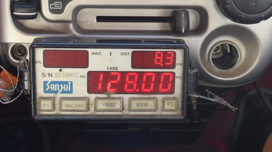 So geht es auch, 8,3 km gefahren ,128 INR. Der Kollege kriegt natürlich ein Trinkgeld....