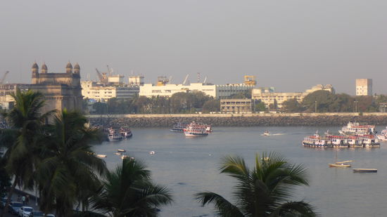 Links Mumbais berühmtestes Wahrzeichen, das Gateway of India, zur Erinnerung an den Besuch von König Georg V. errichtet.
Hier Am gingen 1948 hier die letzten noch auf indischem Boden verbliebenen Truppen an Bord, um Indien zu verlassen.