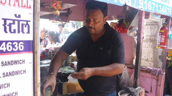 Daher kommt der Name Tee-Beutel  Hier kauft sich jeder Morgens seinen Chai fürs Büro. Chai to go sozusagen.....
