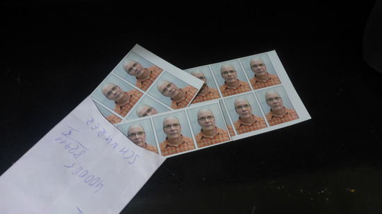 Einzelne Passbilder waren ja leider nicht zu kriegen, also kann Paul sich jetzt sehr viele Ausweise machen lassen 