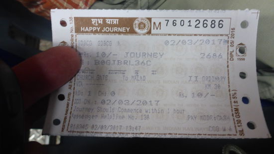 Nun ging es mit dem Vorortzug nach Santa Cruz, um den Optiker zu suchen.
16 km für 10 INR, das sind ca. 1,45 € , das ist doch mal recht angenehm.