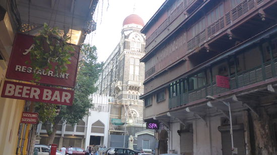 Dann hatten wir die Auswahl zwischen dem Taj-Hotel (Mitte).....