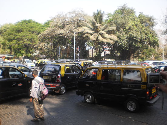 Wer am lautesten hupt, darf fahren. Und wer stehen bleibt, hat schon verloren.... Nach diesem Prinzip funktioniert hier der Verkehr. Da muss man durch  . Wir sind mittlerweile fast Profis