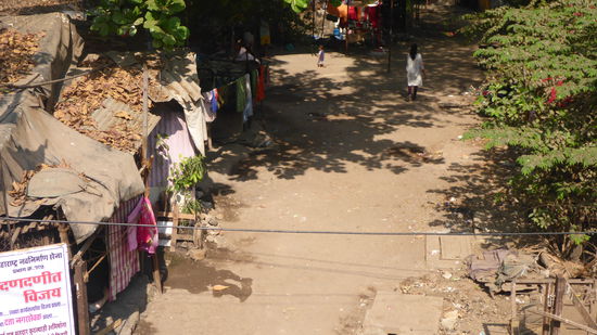 Das ist sicher das genaue Gegenteil, nur ein kurzer Blick in eine Slumgegend direkt an der dicht befahrenen Straße. (oder besser, unterhalb dieser)