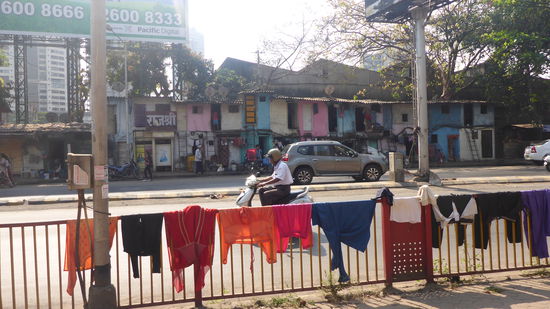 Auch das ist nicht die bevorzugte Wohngegend. Aber das zählt hier schon sehr viel. Wäsche wird an der Verkehrsabsperrung aufgehängt.