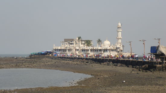 Der erste Blick auf die Haji Ali Moschee