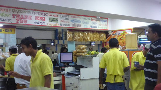 Und im Food-Stall etwas essen.