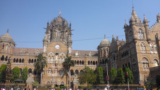 Auf dem Weg zum Mumbai-Central-Bahnhof vorbei an Victoria-Terminus 
(heute Chhatrapati Shivaji Terminus), der (von aussen) wohl schönste Bahnhof Mumbais.