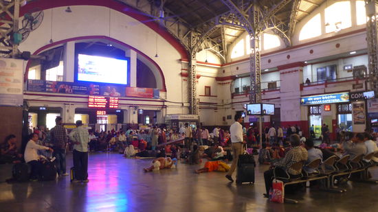 Am Bahnhof schon geschäftiges Treiben.....