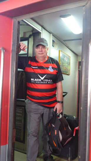 Noch ein skepischer Blick nach draussen.... und natürlich Streifen zeigen für den MSV!!