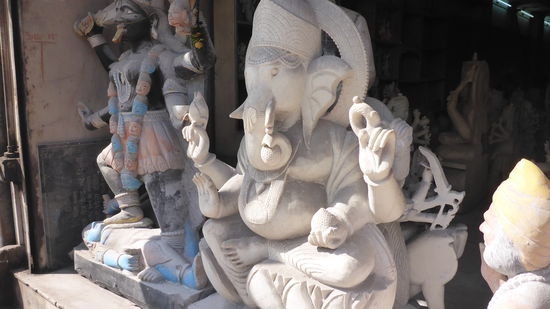 Gansesha z.B. Aber leider ist unser Gepäck begrenzt, der würde sich auf der Terasse gut machen.