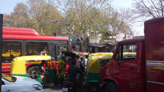 Und hier, noch etwas härter und giftiger als Mumbai, der Straßenverkehr...