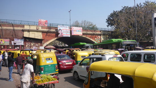 Alle wollen durch dieses Nadelöhr, ein paar werden abgedrängt und müssen links rum