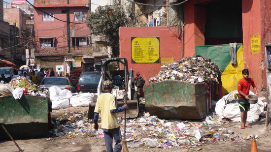 Aber ein Blick in die Seitengassen zeigt das Ausmaß der Umweltverschmutzung drastisch....