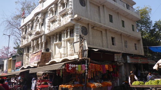 Zwischendrin ein Tempel.