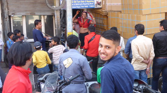 Vor einem Laden eine "Tanzveranstaltung mit Musik"