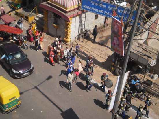 ...und während ich noch das Zimmer bestaune hat Paul eine Hochzeitsgesellschaft entdeckt, die am Hotel vorbeizieht.