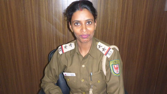 Diese nette Polizistin musste ihr Abzeichen abgeben, dafür durfte sie ca. 20 sec. das Abzeichen eines deuschen Polizisten tragen.. danach hat der Boss sie an sich genommen.