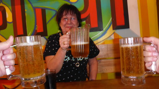 Mittagessen (und -trinken), da war die Stimmung noch prima