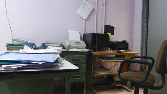 Und das ist ein Büro der Indischen Polizei, der Computer war leider nicht zu bewegen, etwas zu tun, darum musste Marianne mit dem " Kommissar" in einen anderen Raum....