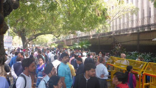 Diese ganzen Menschen stehen für den Umtausch des alten Geldes an...