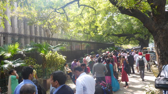 Links geht es zum Ende der Schlange, ganz hinten (nicht zu erkennen, der Anfang!)