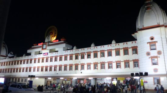 Am Bahnhof in Varanasi angekommen, ging es zum Hotel und sofort aufs Dach....
