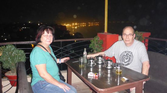 ...auf dem Tisch erstmal ein paar Getränke (in den Kannen natürlich Bier, weil es offiziell nicht erlaubt ist, hier Bier zu verkaufen  )