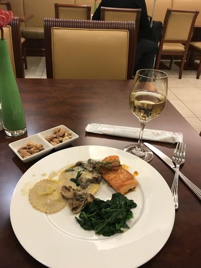 Paul fährt mit der Bahn nach Hause (fast bis nach Hause, in OB war die Fahrt zu Ende, weil einer auf die Gleise gefahren ist).... und ich genieße schon mal eine Kleinigkeit in der Lounge.