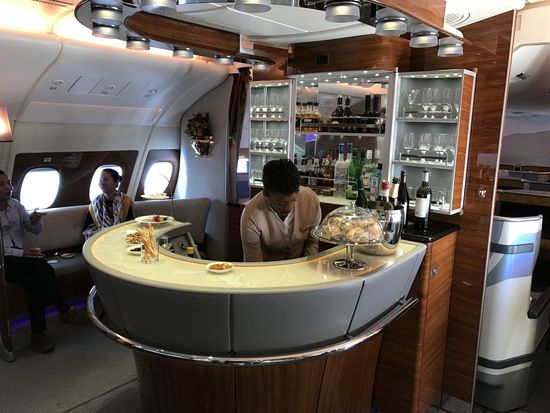 Und die Bar ist gut bestückt.
Das waren nur ein paar Gedanken und Eindrücke , morgen gehts weiter !