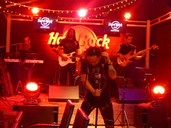 Dann lieber heirhin, ehrlicher philippinischer Rock´n Roll....