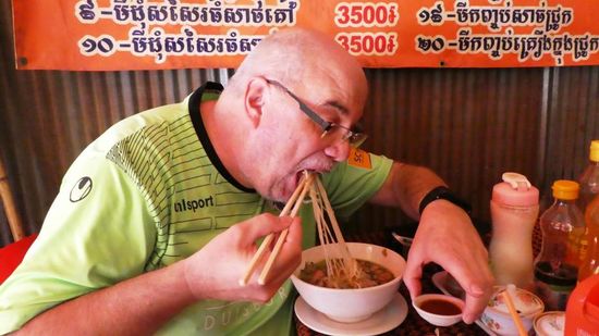 Ja, ich kriege dem Mund fast so weit auf, wie ein Krokodil. Aber war auch super lecker, Willi hat sich mal wieder nicht getraut und stattdessen diesen Fotoangriff gestartet.