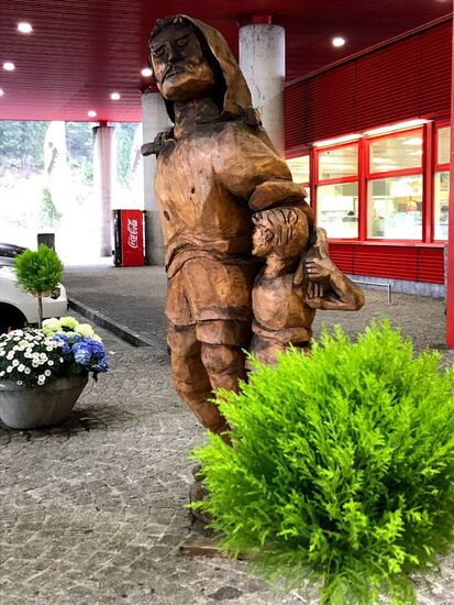 Kunst an der Schweizer Autobahn hinter dem Gotthard-Tunnel