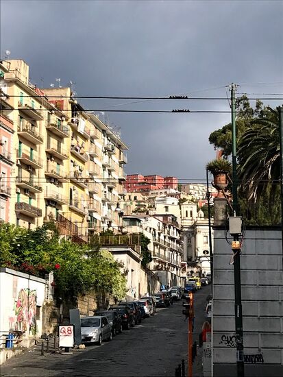 Gegenüber vom Hotel ist ein typischesWohnviertel.