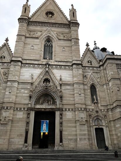 Der erste Zwischenstopp, die Kathedrale von Neapel.