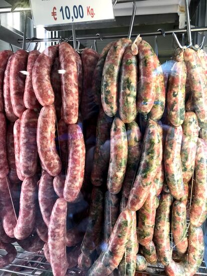 Und mitten drin eine Metgerei mit solch leckeren Sachen, die sehen doch sehr schmackhaft aus, oder?