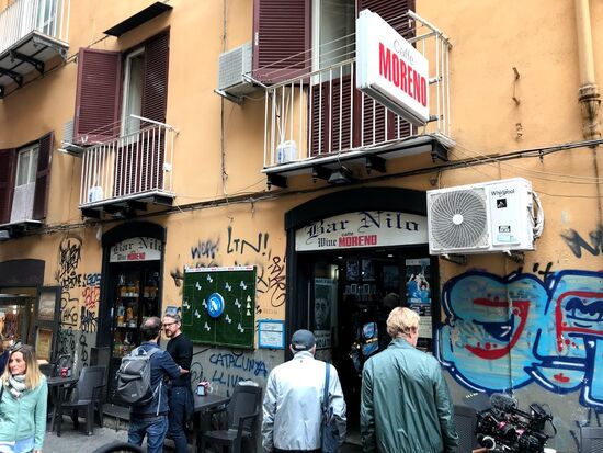 Eine berühmte Kneipe, in der für Maradonna ein Schrein aufgestellt wurde....