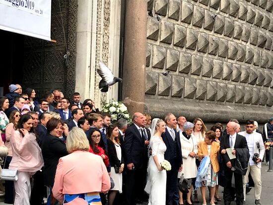 Ist der Bräutigam nun viel älter als die Braut, wie manche Mitreisenden vermutet haben? Ich sage nein! Und wenn doch, ist es egal 