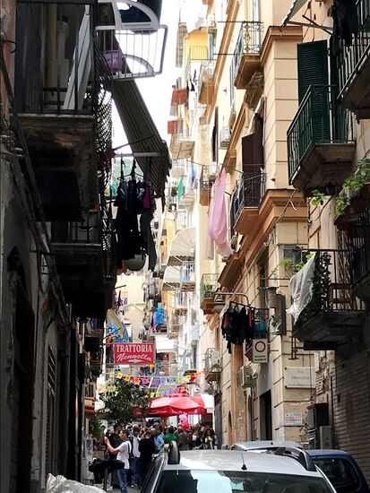 Hier ist zwar auch touristischer Trubel, aber schaut mal über den Läden und Restaurants...