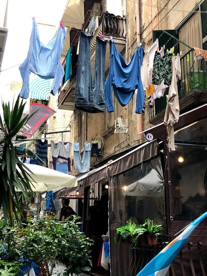 Unten Restaurants, während oben das „normale“ Leben spielt,.