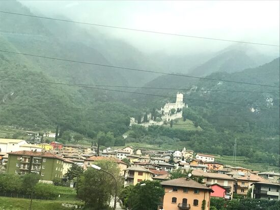 Bilder aus dem Bus auf eine tolle Landschaft, die bei Sonnenschein betrachtet sicherlich schöner anzusehen wäre.