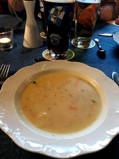 Kartoffelsuppe als Vorspeise.