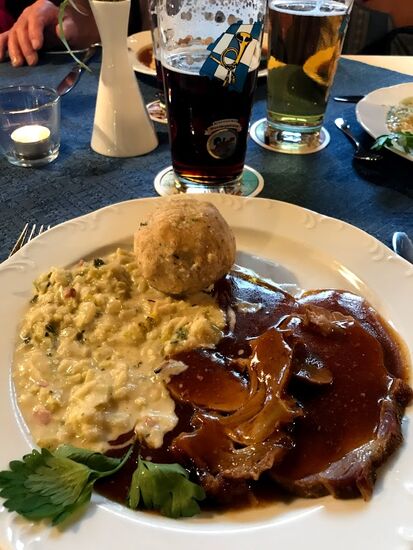 Schweinebraten als Hauptspeise.