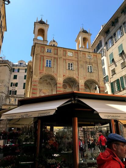 Oben wird gebetet, unten verkauft.