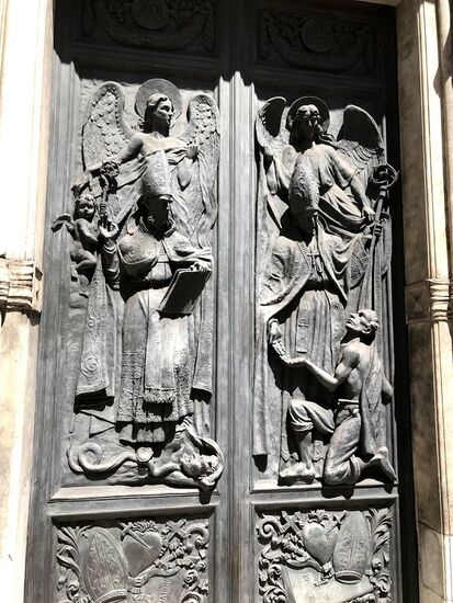 Dann wieder sehr schöne Kirchenportale.