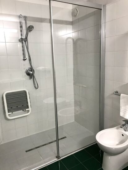 ...mikt einer schönen großen Dusche..