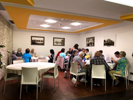 Die Gruppe trifft sich zum Abendessen...