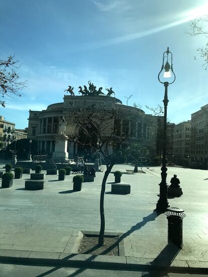 Vorbei an sehr schönen Bauten...