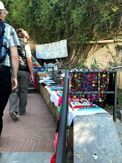 ...geht es vom Parkplatz in Monreale über 90 Stufen zum Dom von Monreale. Die Verkäufer sind schon da