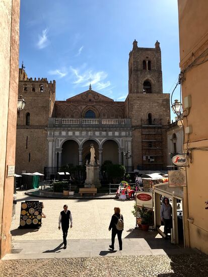 Und da ist der Dom, auch hier schon ein paar Verkaufsstände aufgebaut.